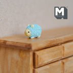 Figurine de chèvre miniature à l'échelle 1:12, pelage duveteux, 1,7 cm de long, accessoire pour maison de poupée DIY (bleu clair)