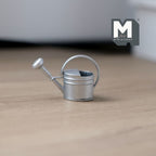 Arrosoir miniature en métal à l'échelle 1:12 avec pomme d'arrosage et poignée, 4 cm de large, accessoire pour maison de poupée (argent)