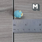 Figurine de chèvre miniature à l'échelle 1:12, pelage duveteux, 1,7 cm de long, accessoire pour maison de poupée DIY (bleu clair)
