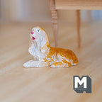 1/12スケール ミニチュア 横たわるコッカースパニエル、白＆茶、長さ約4.6cm、ドールハウス用DIY素材（キャスト樹脂製）