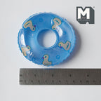 Bouée ronde miniature pour maison de poupée, échelle 1:12, avec imprimé dessin animé, diamètre 8,5 cm, accessoire de loisirs créatifs (bleu)