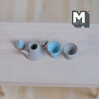 Théière et tasses miniatures en métal à l'échelle 1:12, ensemble de 3, 2,2 cm de hauteur, fournitures pour maison de poupée DIY (gris et bleu)