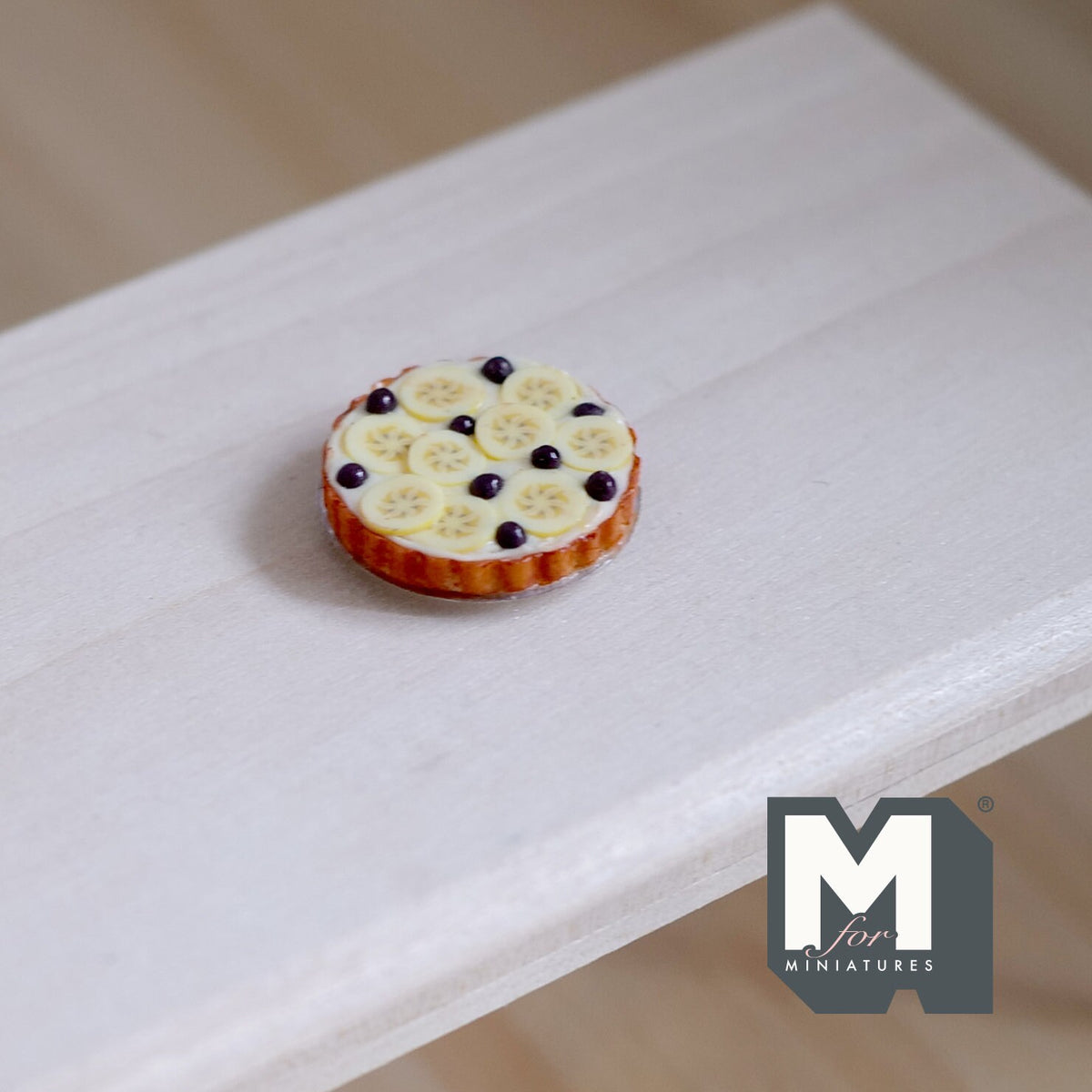 Miniature banana and blueberry Pie with Metal Plate 1:12 Scale Dollhouse Food 13/16"(Dia.) (clay)- E018