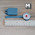 Balance pèse-personne miniature à l'échelle 1:12 avec cadran, 10,6 cm (4-3/16 pouces) de hauteur, accessoire pour maison de poupée (bleu) (non fonctionnel)