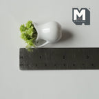 Miniatura a escala 1:12 de flores verdes en jarrón jarra de cerámica, 1-15/16 inch de alto, suministros DIY para casa de muñecas (blanco)
