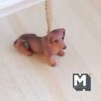 Maßstab 1:12 Miniatur-Dackel, sitzend, 1-7/8 inch lang, DIY-Puppenhausbedarf (Gießharz) (braun)