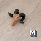 Crâne de bélier miniature à l'échelle 1:12, cornes recourbées, 4,3 cm de large, accessoire pour maison de poupée DIY (résine coulée) (marron et noir)