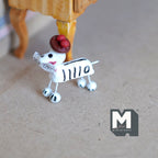 Miniatura in scala 1:12 statuina di cane Calaveras con cappello rosso, lunga 1-3/8 inch, accessori fai da te per casa delle bambole (bianco)
