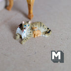 Chat tabby orange miniature à l'échelle 1:12 avec 2 chatons, 4,1 cm de long, fournitures pour maison de poupée DIY (lit vendu séparément)