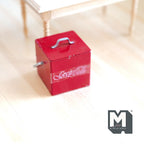 1/12スケール ミニチュア ピクニックソーダクーラー 蓋付き、高さ約4.1cm、ドールハウスDIY用パーツ（赤）（金属製）