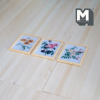 Miniatura a escala 1:12 de láminas de flores con marco de madera, set de 3, 1-15/16 inch de alto, suministros DIY para casa de muñecas