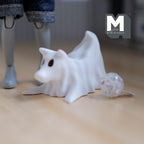 Chien fantôme miniature drapé à l'échelle 1:12 avec micro lumières LED, accroupi, 3,5 cm de hauteur, accessoire de maison de poupée DIY (blanc)