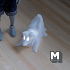 Chien fantôme miniature drapé à l'échelle 1:12 avec micro lumières LED, accroupi, 3,5 cm de hauteur, accessoire de maison de poupée DIY (blanc)