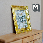 Miniature lærredstryk med sommerfugl i udsmykket ramme i skala 1:12, 2-15/16 inch højt, gør-det-selv-materiale til dukkehus (guld)