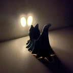 Chat fantôme miniature drapé à l'échelle 1:12, décoration d'Halloween, avec micro-lumières LED, 4,1 cm de hauteur, accessoire pour maison de poupée DIY (noir)