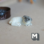1/12スケール ミニチュア 眠るパグのフィギュア、長さ約3.7cm（1-7/16インチ）、ドールハウス用DIY素材（キャスト樹脂製）（ベージュ）