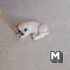 Chiot Labrador endormi miniature à l'échelle 1:12, 3,7 cm de long, fourniture pour maison de poupée DIY (résine coulée) (crème)