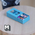 Boîte miniature de 8 macarons à l'échelle 1:12, couvercle à fenêtre transparente, 2,5 cm de long, fournitures pour maison de poupée DIY (bleu)