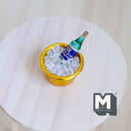 Seau à glace miniature à l'échelle 1:12 avec bouteille de vin et glaçons, 2,7 cm de diamètre, fournitures pour maison de poupée DIY (or) (métal)