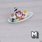 1/12スケール ミニチュア ストロベリーバナナ・スプリットサンデー（楕円形皿入り）、長さ約3.8cm、ドールハウス用DIY素材