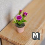 Miniatura a escala 1:12: rosas en maceta de terracota, 1 inch de alto, suministros DIY para casa de muñecas (morado)