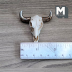 Väggdekoration i form av miniatyr-tjurkalle i skala 1:12, långa horn, 2 tum bred, DIY-tillbehör till dockskåp (gjuten resin) (vit och brun)