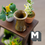 Vase à fleurs miniature en céramique à l'échelle 1:12, sommet et base évasés, 3,3 cm de haut, fourniture pour maison de poupée DIY (marron)