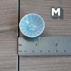 Bol miniature en céramique à bords festonnés, échelle 1:12, diamètre 3,2 cm (1 1/4 po), accessoire pour maison de poupée (bleu clair)