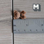 Miniature bjørneunge med sløjfe, siddende, i skala 1:12, 13/16 inch høj, gør-det-selv-materiale til dukkehus (flokeret overflade) (mørkebrun)