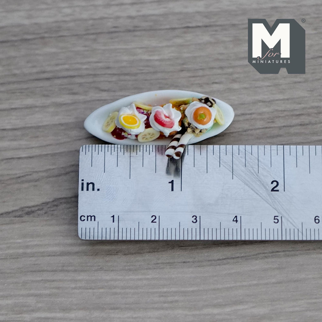 1/12スケール ミニチュア ストロベリーバナナ・スプリットサンデー（楕円形皿入り）、長さ約3.8cm、ドールハウス用DIY素材