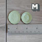 Lot de 2 assiettes décoratives miniatures en métal gaufré à motif floral, échelle 1:12, avec supports, 3,7 cm (1-7/16 pouces) de hauteur, fournitures pour maison de poupée DIY (vert olive)