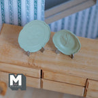 Lot de 2 assiettes décoratives miniatures en métal gaufré à motif floral, échelle 1:12, avec supports, 3,7 cm (1-7/16 pouces) de hauteur, fournitures pour maison de poupée DIY (vert olive)