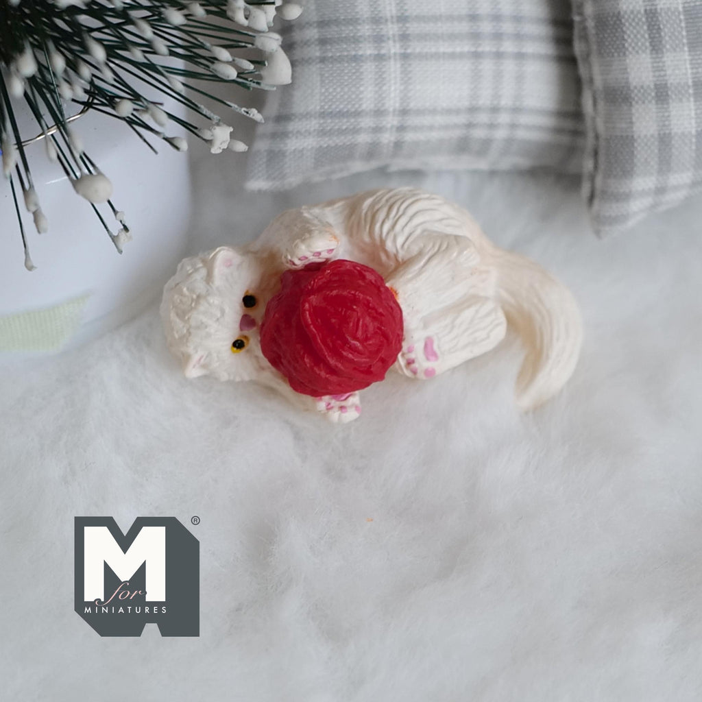 Chat miniature à l'échelle 1:12 jouant avec une pelote de laine, allongé, 4 cm de long, fourniture pour maison de poupée DIY (résine) (crème)