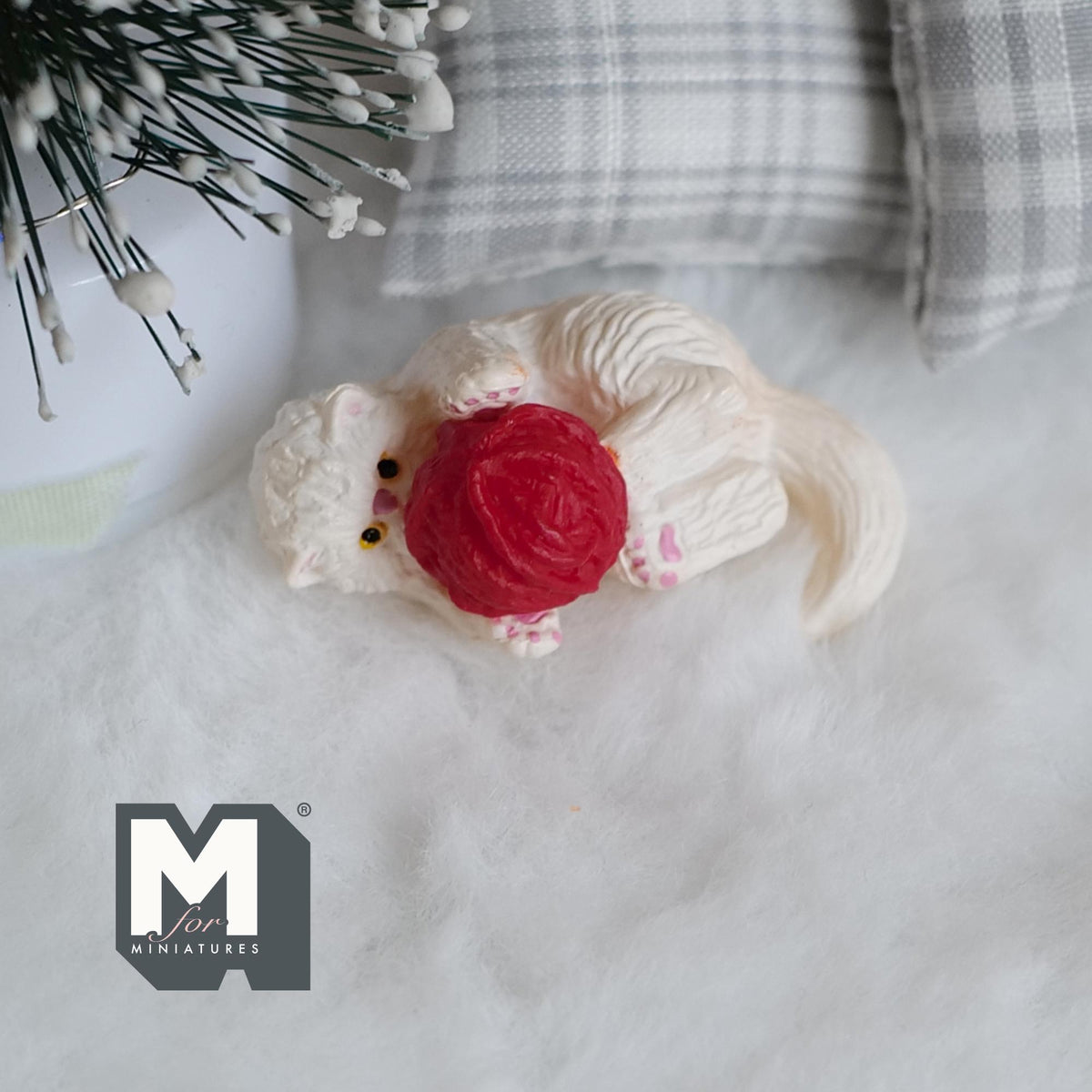 1:12 Scale Miniature Cat Playing with Yarn Ball, Lying Down, 1-9/16 inch long, DIY Dollhouse Supply (resin) (cream)