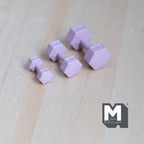 Maßstab 1:12 Miniatur-Sechskant-Hanteln, 3er-Set, 13/16 inch lang, DIY-Puppenhausbedarf (Metall) (Hellviolett)