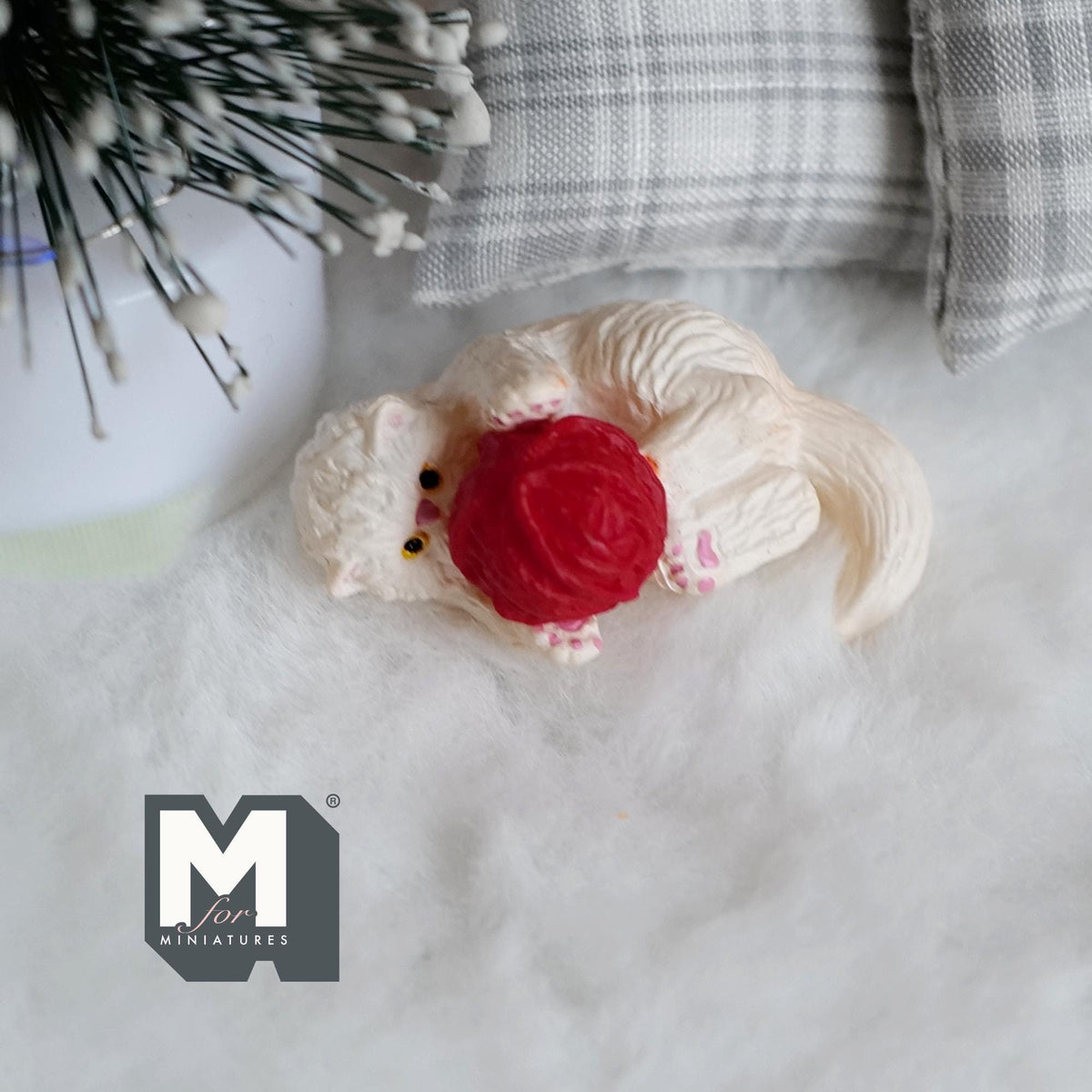 1:12 Scale Miniature Cat Playing with Yarn Ball, Lying Down, 1-9/16 inch long, DIY Dollhouse Supply (resin) (cream)