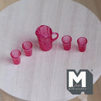 Miniature carafe en verre à l'échelle 1:12 et 4 verres, lot de 5, 1,9 cm de hauteur, fournitures pour maison de poupée (rouge transparent)