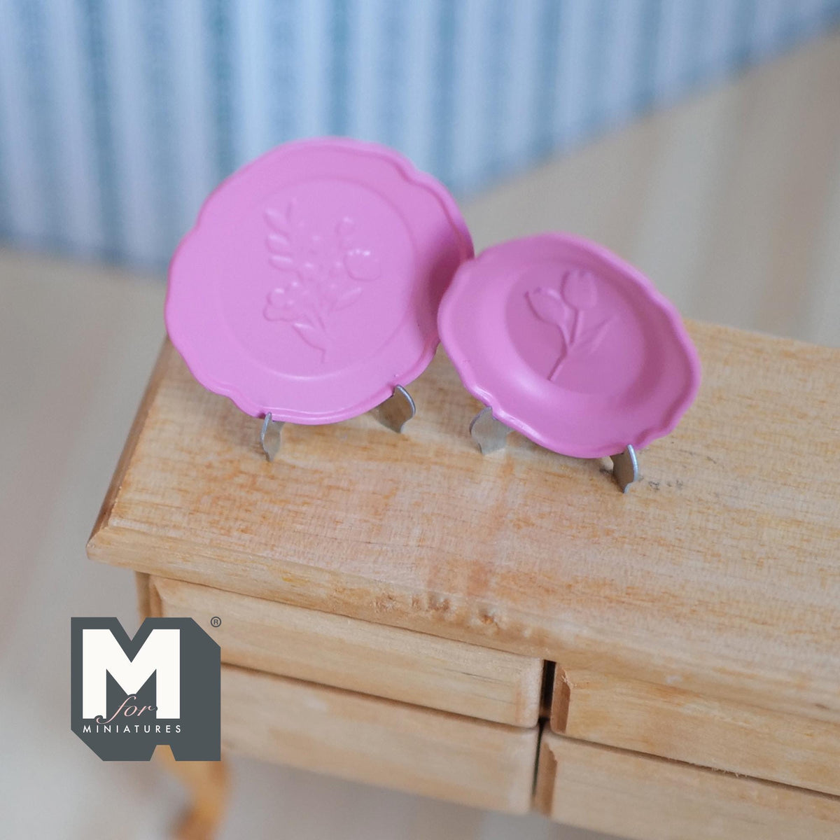 1:12 Scale Miniature Metal Embossed Floral Decorative Plates with Stands, Set of 2, 1-7/16 inch tall, DIY Dollhouse Supply (pink)