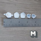 Miniatura a escala 1:12 de tetera pentagonal de metal con tazas y platos, set de 5, 9/16 inch de alto, suministros DIY para casa de muñecas (blanco)