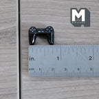 1/12スケール ミニチュア ゲームコントローラー、長さ13/16インチ、DIYドールハウス用素材（金属製）（ブラック）（動作しません）