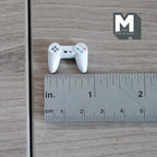 Miniatura a escala 1:12 de mando de videojuegos, 13/16 inch de largo, suministros DIY para casa de muñecas (metal) (blanco) (no funcional)