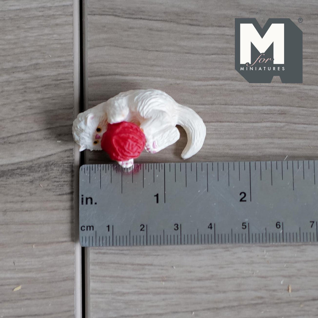 Chat miniature à l'échelle 1:12 jouant avec une pelote de laine, allongé, 4 cm de long, fourniture pour maison de poupée DIY (résine) (crème)