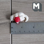 Chat miniature à l'échelle 1:12 jouant avec une pelote de laine, allongé, 4 cm de long, fourniture pour maison de poupée DIY (résine) (crème)