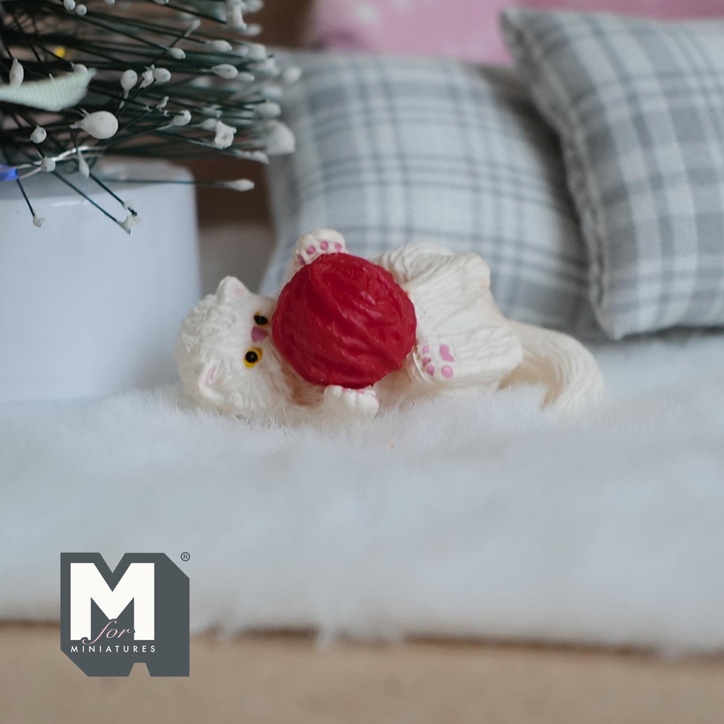 Chat miniature à l'échelle 1:12 jouant avec une pelote de laine, allongé, 4 cm de long, fourniture pour maison de poupée DIY (résine) (crème)
