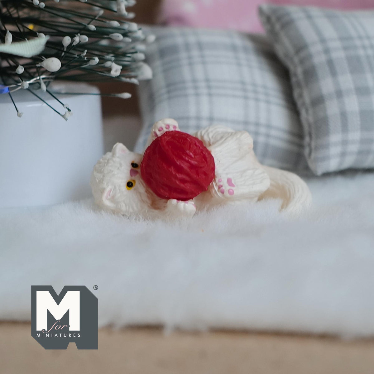 1:12 Scale Miniature Cat Playing with Yarn Ball, Lying Down, 1-9/16 inch long, DIY Dollhouse Supply (resin) (cream)