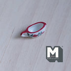 Ceramiczna miniatura w skali 1:12 w kształcie sosennika lub dzbanka do śmietanki, wzór różany, 13/16 cala długości, element do samodzielnego tworzenia domków dla lalek (czerwony)