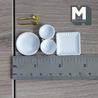 Maßstab 1:12 Miniatur-Geschirrset aus Metall, Teller, Schale, Tasse, Löffel und Gabel, 6er-Set, DIY-Puppenhausbedarf (weiß)