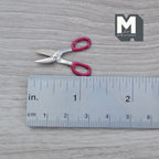 Miniature cisaille à tôle en métal à l'échelle 1:12 avec poignées rouges, 2,7 cm de long, fourniture pour maison de poupée (non fonctionnelle)