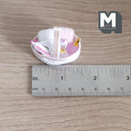 Panier de salle de bain miniature à l'échelle 1:12 avec serviettes et flacons de parfum, 3,7 cm de long, accessoire pour maison de poupée (rose et blanc)