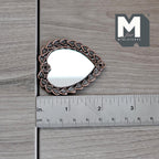Miniature hjerteformet spejl med udsmykket ramme i skala 1:12, 2-1/8 inch højt, gør-det-selv-materiale til dukkehus (metal)